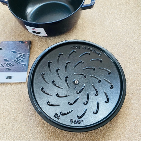 Staub new #24 3.75-Qt Lily Lid Dark Blue - Picture 4 of 13